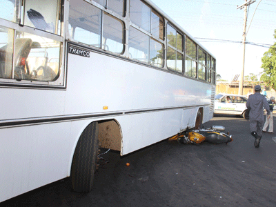 Mulher morre em batida de moto com ônibus da PMU no Olinda