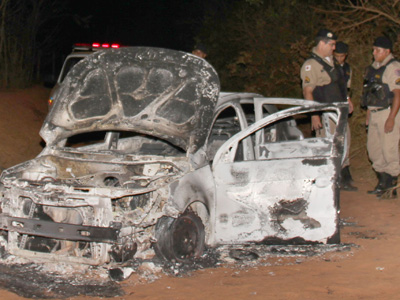 Ve�culo usado em latroc�nio � localizado incendiado