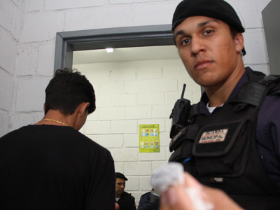 Jovem � detido sob suspeita de vender drogas na porta de escola