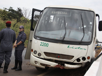 Quatro pessoas ficam feridas em batida de �nibus