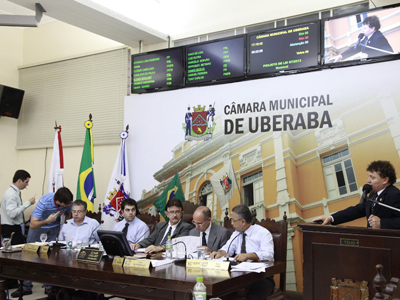 Vereadores protestam contra medida que desligou microfones