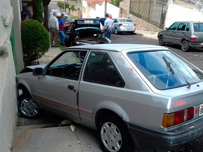 Uberaba: Ao tentar dar tranco em carro, motorista tropeça, cai no asfalto e provoca acidente